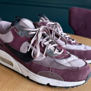 Nike Air Max sneakers in Eggplant and black